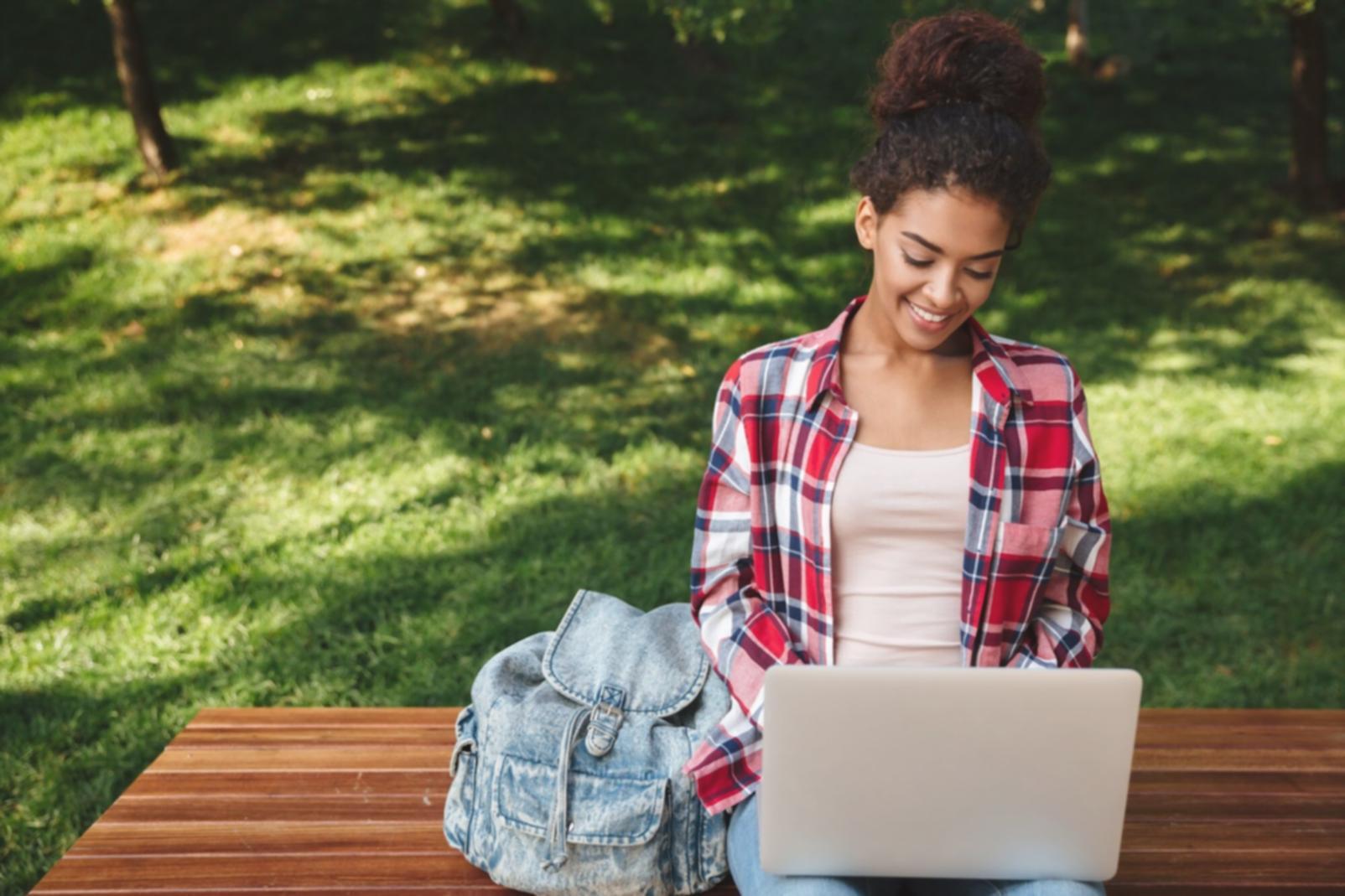 Sesi pembelajaran investasi dengan mentor dan peserta sedang menganalisis laporan keuangan dan grafik pasar