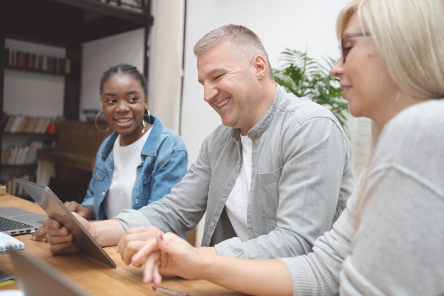 Proses analisis investasi dengan grafik dan dokumen keuangan