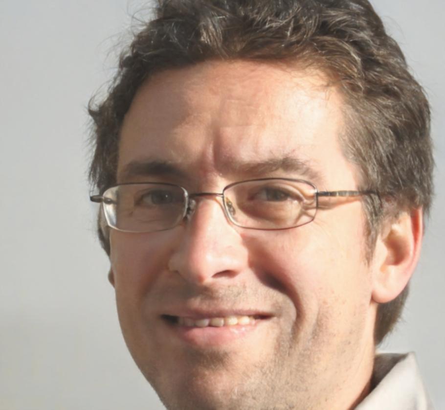 Foto profesi Rendra Wijaya, analis keuangan senior dengan pengalaman 15 tahun