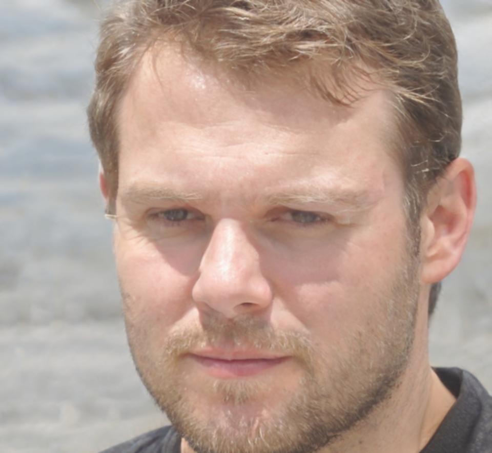 Foto profil Budi Santoso, Analis Senior